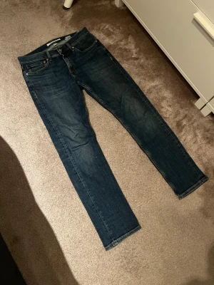 Blå Jeans - Snygga mörkblå jeans från Calvin Klein | Slim fit | Strl 29/32