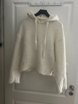 stickad hoodie - stickad tröja från hm i strl s☺️skriv om ni har några funderingar💕