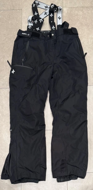 Svarta täckbyxor med hängslen - Cross Sportswear täckbyxor! Perfekta för skidsäsongen, använda tre dagar i hundfjället.