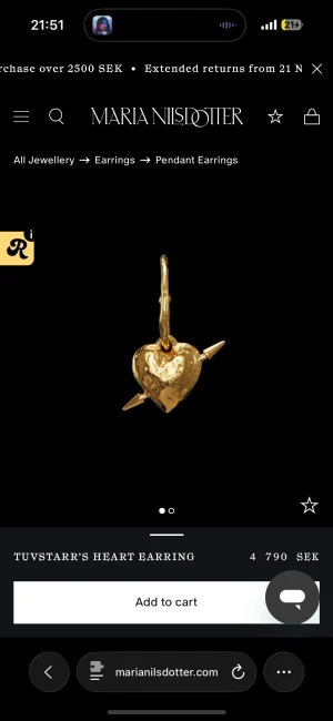 Guldörhängen Tuvstarr's Heart Maria Nilsdotter - Unika örhängen från Maria Nilsdotter i guldtonad metall. Hängsmycket är format som ett hjärta med en pil genom, vilket ger en edgy och romantisk vibe. Perfekta för dig som vill sticka ut med ett coolt statement-smycke. Tappat lite guld nypris 4700kr