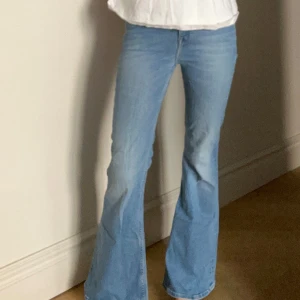 Lee bootcut jeans - Ljusblå bootcut jeans från Lee. Inte använda ofta så i väldigt bra skick💗 Nypris ca 1100 kr