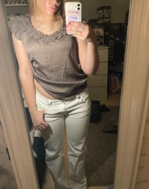 Vintage topp - Säljer denna super söta vintage toppen från hm. I en fin ljusbrun färg och dilkeslent material. Har så fina detaljer som ger en lyxig look.💞💞