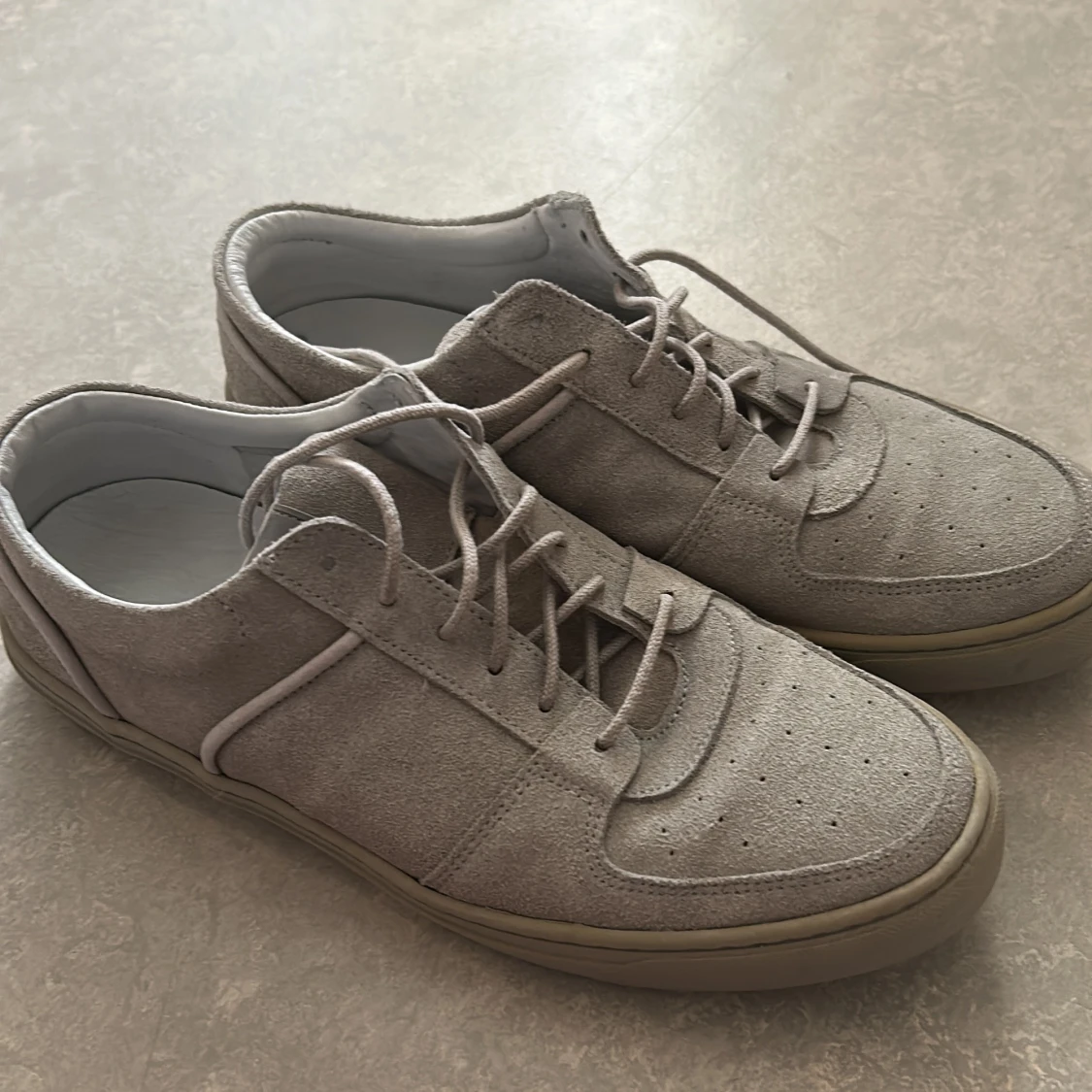 Beige mockasneakers från Jim Rickey