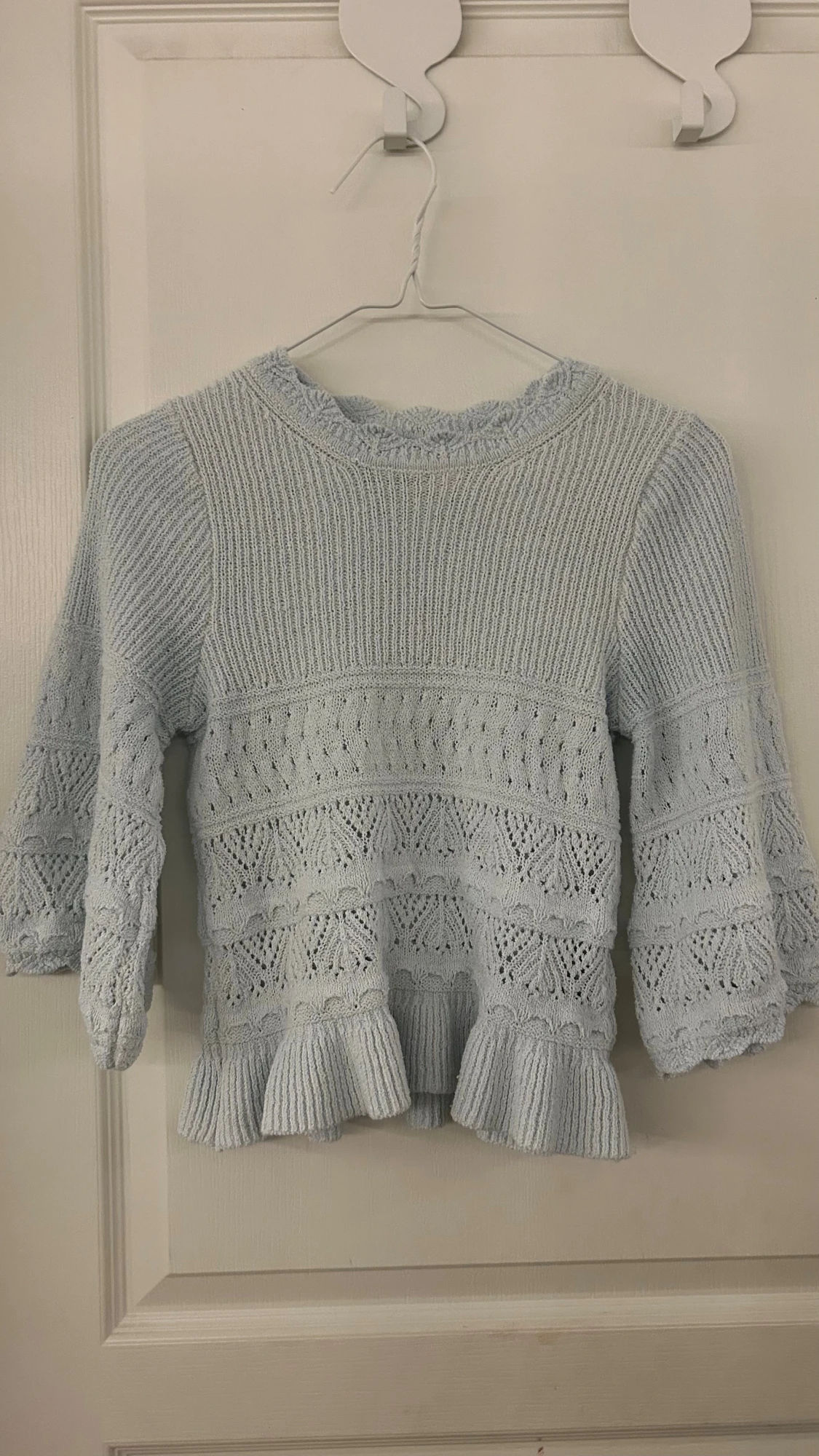 Ljusblå stickad tröja med volang