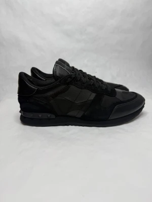 Valentino Rockrunner svarta sneakers - Svarta Valentino Rockrunner sneakers i jättebra skick. Storlek 41 Box ingår.