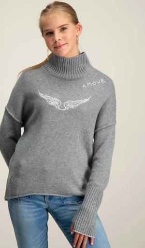 Grå polotröja från Zadig & Voltaire - Snygg grå polotröja från Zadig & Voltaire med broderade vita vingar på bröstet och rosa texten 'AMOUR' vid axeln. Tröjan är stickad i mjukt material, har ribbade muddar och lång ärm med extra långa manschetter. Perfekt för dig som gillar coola detaljer och fransk vibe.