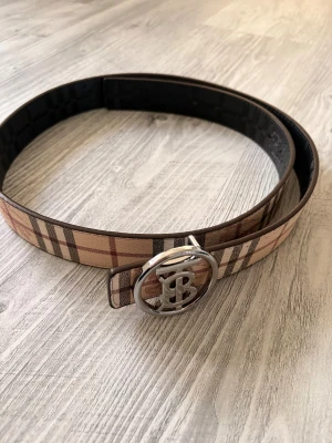 Burberry bälte  - Säljer Burberry bälte. Helt nytt skick aldrig använt.