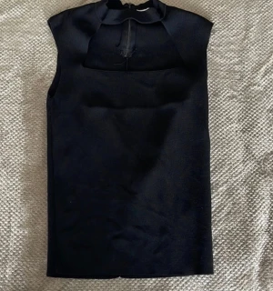 Svart ärmlös topp  - Så sjukt snygg topp från Zara i XS som aldrig ens blivit använd 🫶🏼