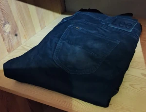 Svarta Lee Brooklyn Straight jeans - Svarta jeans från Lee i modellen Brooklyn Straight. Klassisk femficksdesign med Lee-logga på bakfickan. Raka ben och normal passform, tillverkade i slitstarkt jeanstyg. Perfekta för dig som gillar en enkel och tidlös look.