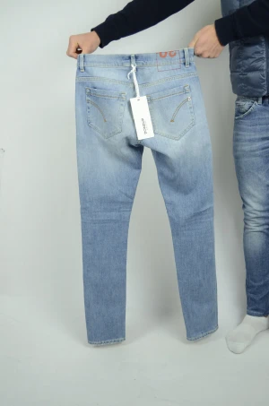 Dondup George helt nya  - DONDUP JEANS HELT NYA   Storlek : W30  Modell : George  Mått : A = 38,5CM - B = 105CM  Användning : Jeansen är helt nya med lappar  Nypris : Cirka 3000SEK  Modellen på bilden är 182CM och väger 76KG