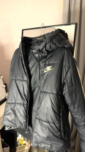 Jacka från Nike - Säljer min jacka från Nike som inte kommer till användning, jackan är helt okej använd men i bra skick, hör av er vid fler frågor💗