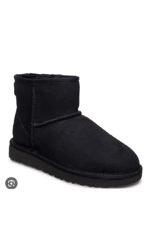Svarta uggs - Säljer mina svarta uggs då jag köpt ett par andra vinterskor. Pris kan diskuteras🙏