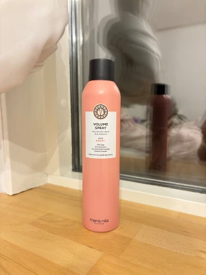Maria Nila Volume spray  - Volym spray från Maria Nila. 300ml. Endast testad några gånger men verkar inte funka på mitt hår. Lukter väldigt gott