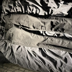 Svarta straight jeans från Acne studios  - Säljer ett par svarta jeans från acne studio med klassisk femficksdesign och raka ben. Jeansen har slim passform och är tillverkade i slitstarkt denimtyg. Perfekt för dig som gillar en enkel och clean look. Bara att skriva vid minsta fundering!