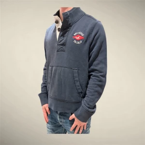 Blå Hollister kofta - Säljer denna tvärrrfeta koftan från Hollister i stl L men passar M. Varm och tjock vintage bomull, perfekt för vintern. Skitenkel att styla och passar till allt. Passar dig mellan 180-190. Tveka inte att höra av dig :)