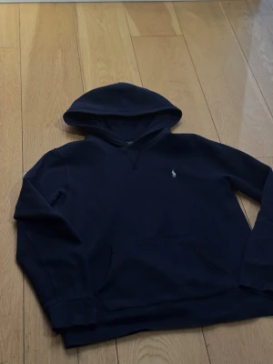 Ralph lauren hoodie  - 🧥 Polo Ralph Lauren Hoodie – Marinblå 📏 Storlek XS-S (XL i barnstorlek) 💸 Pris: 499 kr 📲 Hör av er om dig vid intresse! 🌟Perfekt skick - som ny⭐️
