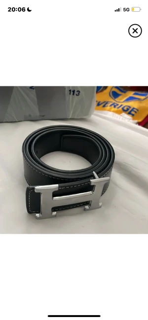 Svart skärp med H-spänne - Snyggt svart bälte  Perfekt accessoar för att lyfta din outfit.