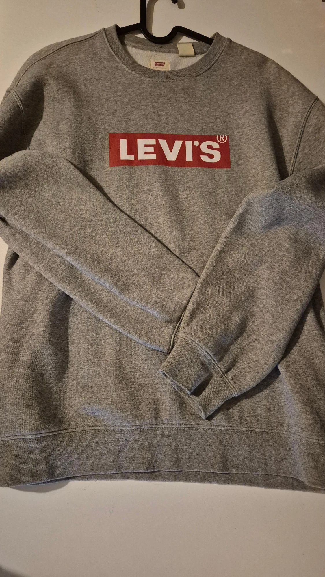 Grå sweatshirt från Levi's med logga