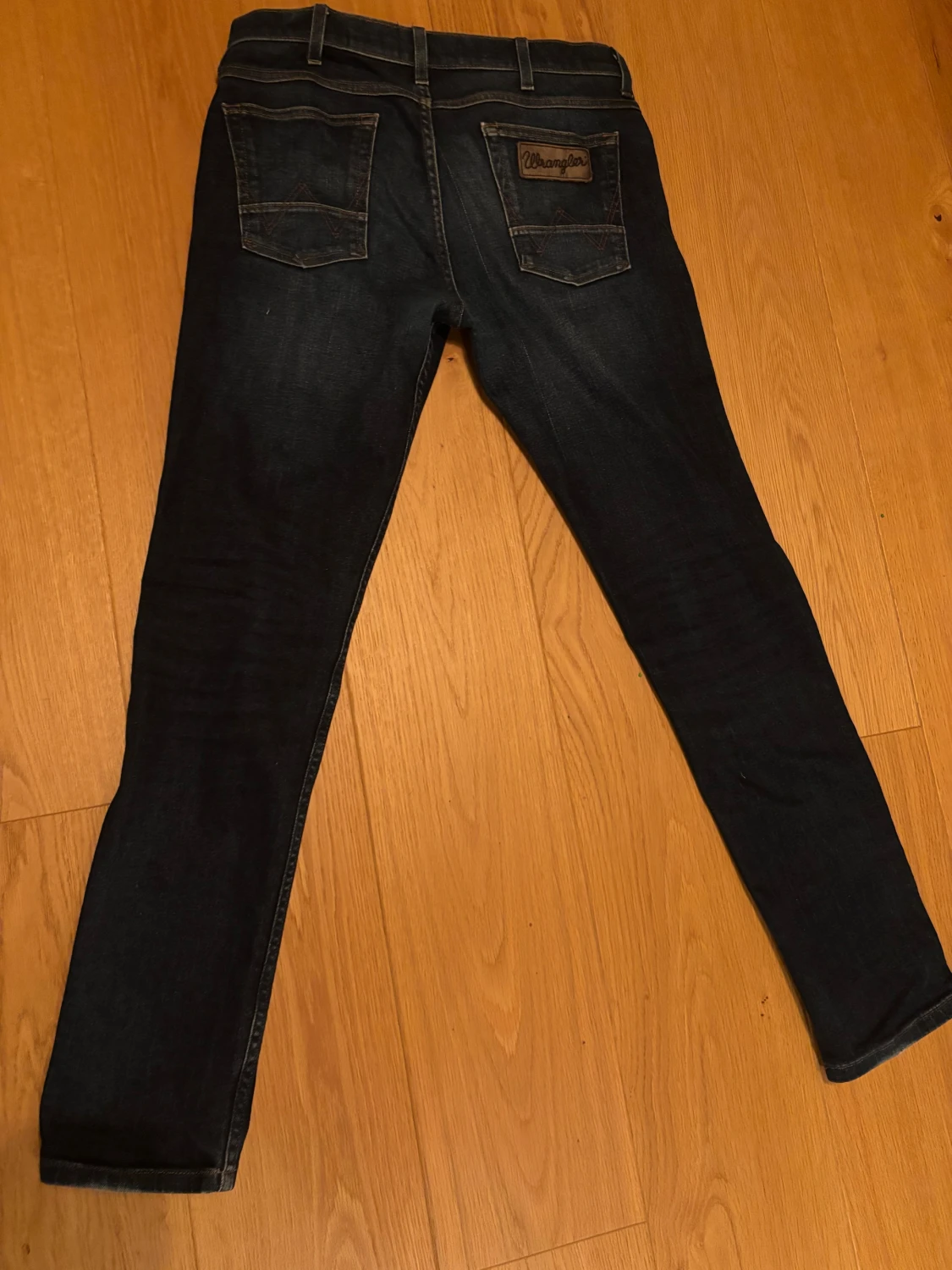 Mörkblå slim jeans från Wrangler - 1