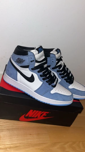 Jordan 1 University Blue - Säljer mina Jordan 1 University Blue! Använda endast en gång och är i riktigt fint skick. Säljer eftersom de blivit för små. Pris kan diskuteras – hör av dig om du är intresserad!