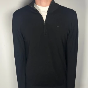 J.Lindeberg halfzip - Säljer en riktigt snygg och trendig J.Lindeberg halfzip i fint skick, storlek M, vid frågor är det bara att skriva //Gramenti