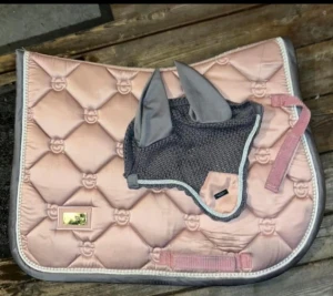  Equestrian Stockholm sett  - Säljer mitt Es stolek full nu pris runt 1200 säljer för 600 för huva och schabrak