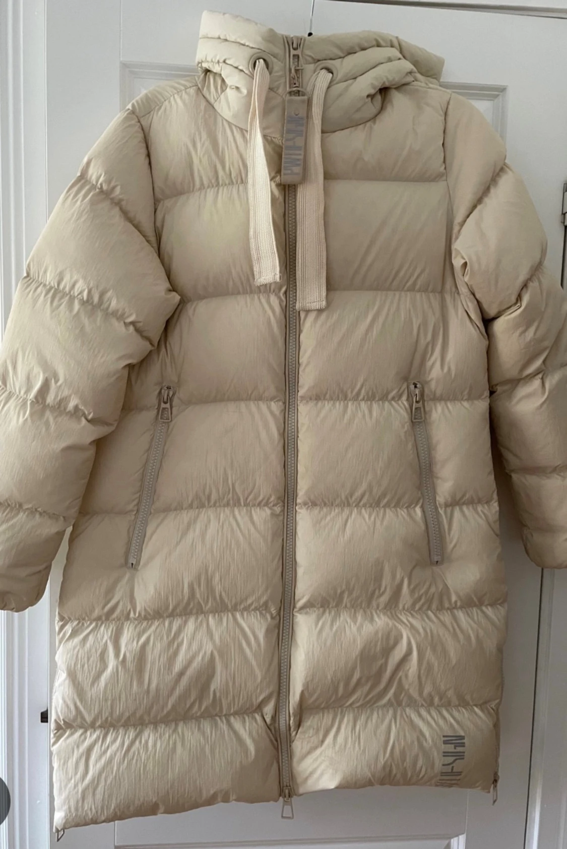 Beige lång dun jacka