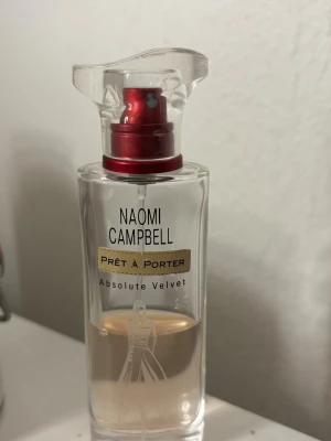 Naomi Campbell Absolute Velvet - Riktigt god och clean, kvinnlig doft, kommer dock inte till användning så mycket längre. 30 ml typ 45% kvar.