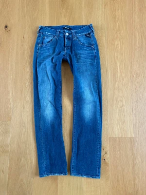 Lågmidjade jeans - Köpte dessa på Sellpy men har aldrig använt dem då de är lite för stora. De har några små defekter som ser ut som på bilderna men inget som syns tydligt. Modellen skulle jag säga är straight leg. Måtten är ingefära, försökte mäta så bra som det gick.
