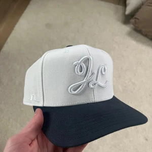 J. Lindeberg keps - Säljer denna J. Lindeberg keps då den inte passar mig. Den är helt oanvänd och lappen sitter till och med fortfarande på.