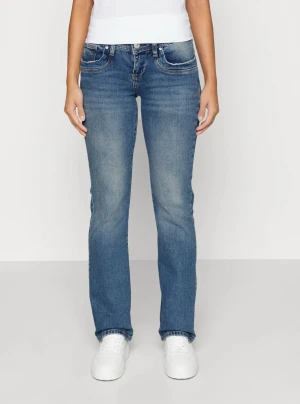 Blå bootcut jeans från LTB - Säljer ett par klassiska blå bootcut jeans från LTB med snygg tvätt och låg midja. OBS! Ett av hålen man drar bältet genom har lossnat, något man däremot enkelt kan sy fast igen ( se bild 3 ). Storlek: 24x30.