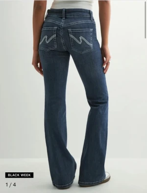 Nelly low waist bootcut stitch jeans - Hej! Säljer dessa jeansen från nelly eftersom de är för stora och insåg de efter att jag tog av lappen tyvärr, de är använda ca 3 gånger så de är i nyskick! Inga defekter, ny pris är 699 kr🥰skriv gärna för fler bilder eller om du har frågor🫶
