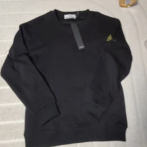 Stone Island Tröja - Helt ny Stone Island tröja i storlek M. 👕Det som ingår i priset är endast tröjan. 🎨⬛:Färg Svart
