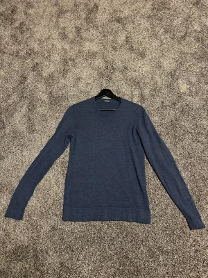 J.lindeberg sweetshirt - Säljer nu denna j.lindberg sweetshirten, bra skick, sitter som storlek:xs/s. Hör av er vid minsta fundering!