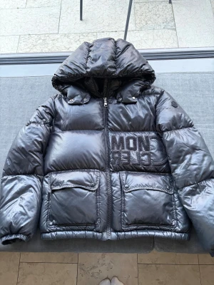 Svart Moncler ABBAYE - Säljer en svart pufferjacka från moncler. Jackan har broderad Moncler-logga på bröstet. Perfekt för dig som vill ha en riktigt snygg och varm jacka. Jackan har inga skador, rivor, fläckar eller annat. Har endast andvänts 2 säsonger då jag har tröttnat. Är storlek 14 år dvs 164 men passar större då jag är 16, 165 och den fortfarande sitter perfekt. Köpt för 8275kr (se bevis bild 5) men säljer för 4900kr.  Tveka inte att höra av dig kring frågor och priset går att diskutera!!❤️❤️