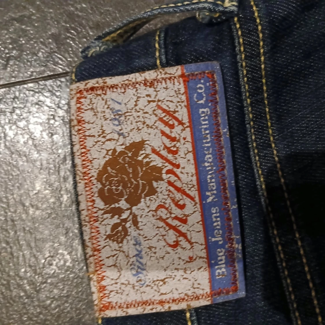 Replay jeans med gul söm och broderi - 4