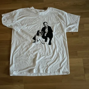 t-shirt  - Nu säljer jag denna riktigt snygga t shirt på Ulf Kristersson🤩. Den är i storlek Large men passa Medium/small. Tveka inte att köpa!!😁