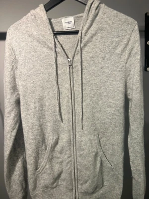 Grå zip up i kashmir från John Henric - Mjuk grå zip up från John Henric i kashmir. Storlek S, tvättad rätt och välanvänd. Priset kan ändra. Skickar direkt.