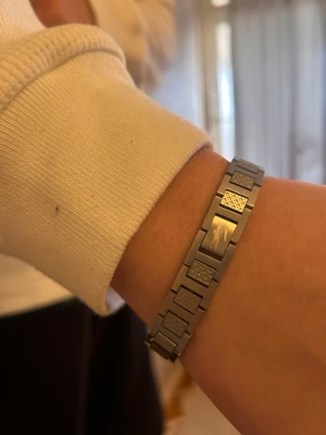 Lacoste armband  - Lacoste armband helt oanvänd. Fick det i present men det är inte riktigt min stil därför säljer jag den, stolek 21cm men kan enkelt justeras.