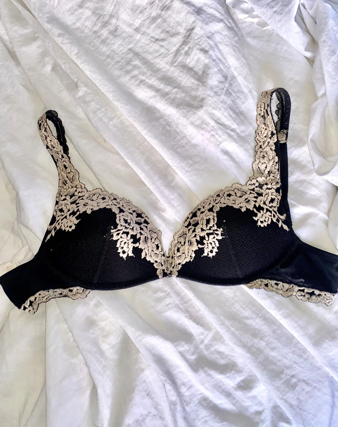 Svart intimissimi bh med vita blommor