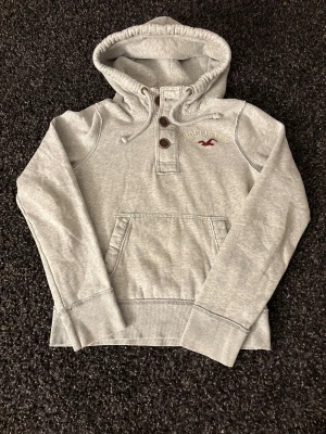 🔥 Hollister hoodie – Sjukt Eftertraktad! - 🔥 Extremt eftertraktad Hollister-hoodie – stl S, skick 8/10 🔥 Black Week-REA! Passa på medan priset är sänkt – det här är en av Hollisters mest populära modeller och den dyker nästan aldrig upp. Sitter perfekt, sjukt snygg och funkar till ALLT.  Den här kommer försvinna direkt – folk brukar köpa såna här på sekunder. Först till kvarn. Köp nu innan någon annan hinner före! 