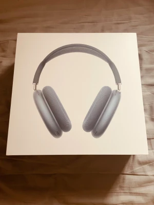 AirPods+Max - Helt nya och fungerar helt felfritt. Det är midnight blur färg på dom och är äkta! Kontakta vid frågor.