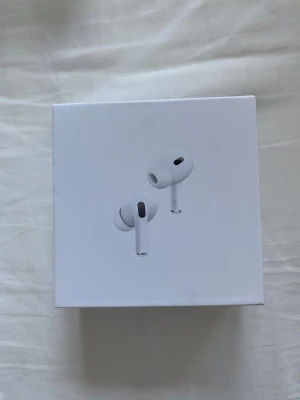 AirPods Pro 2nd Generation - Säljer AirPods Pro 2nd Generation med MagSafe-laddningsetui. Produkten är i nyskick och levereras komplett i originalförpackning. Aktiv brusreducering, transparensläge och utmärkt ljudkvalitet. Perfekt för både iPhone och iPad. Inga synliga defekter eller slitage.
