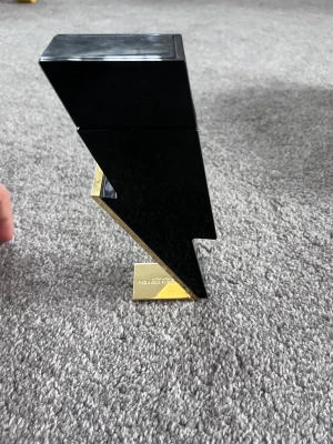 Carolina herrera bad boy -  Carolina Herrera. Perfekt för dig som vill sticka ut och visa attityd. Volym och ingredienser syns ej på bilderna.