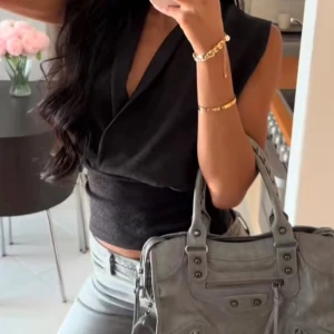 Beige topp - Säljer en beige topp från Zara som endast är provad då den inte passar mig, prislappen finns kvar😋nypris är 299kr