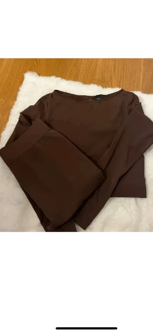 Bruna leggings från H&M Sport M - Säljer ett par bruna leggings från H&M Sport i storlek M. De har hög midja och är gjorda i mjukt stretchigt material som sitter skönt mot kroppen. Perfekta för träning eller chill. Färgen är mörkbrun och modellen är slim fit.