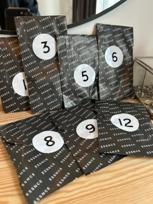 Essnce julkalender / testers - Säljer de testers som jag redan har doftat på. Alla oöppnade och kvar i sin lucka! Följande dofter: Hotter mimosa, Drunk apple pie, Elle la Nuit, Orange Blossom, Strawberry Eclair, Dirty Dancing, Keep it fruity,
