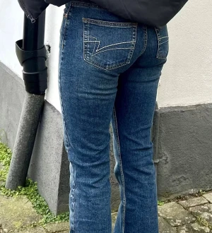 Blå bootcut jeans  - Säljer dessa fina jeans från junkjard. Säljer då de inte passade mig. Änvänt 1 gång. Köpte dom för 599 men priset kan diskuteras💗