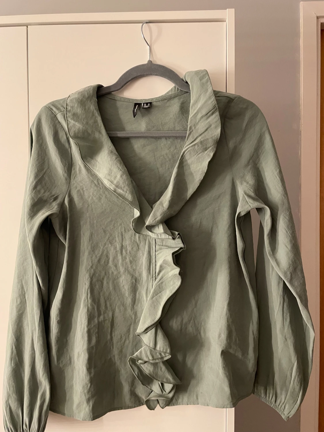 Ljusgrön blus med volang