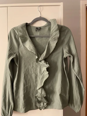 Ljusgrön blus med volang  - Aldrig använt, pris kan diskuteras